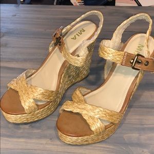 Woven wedge